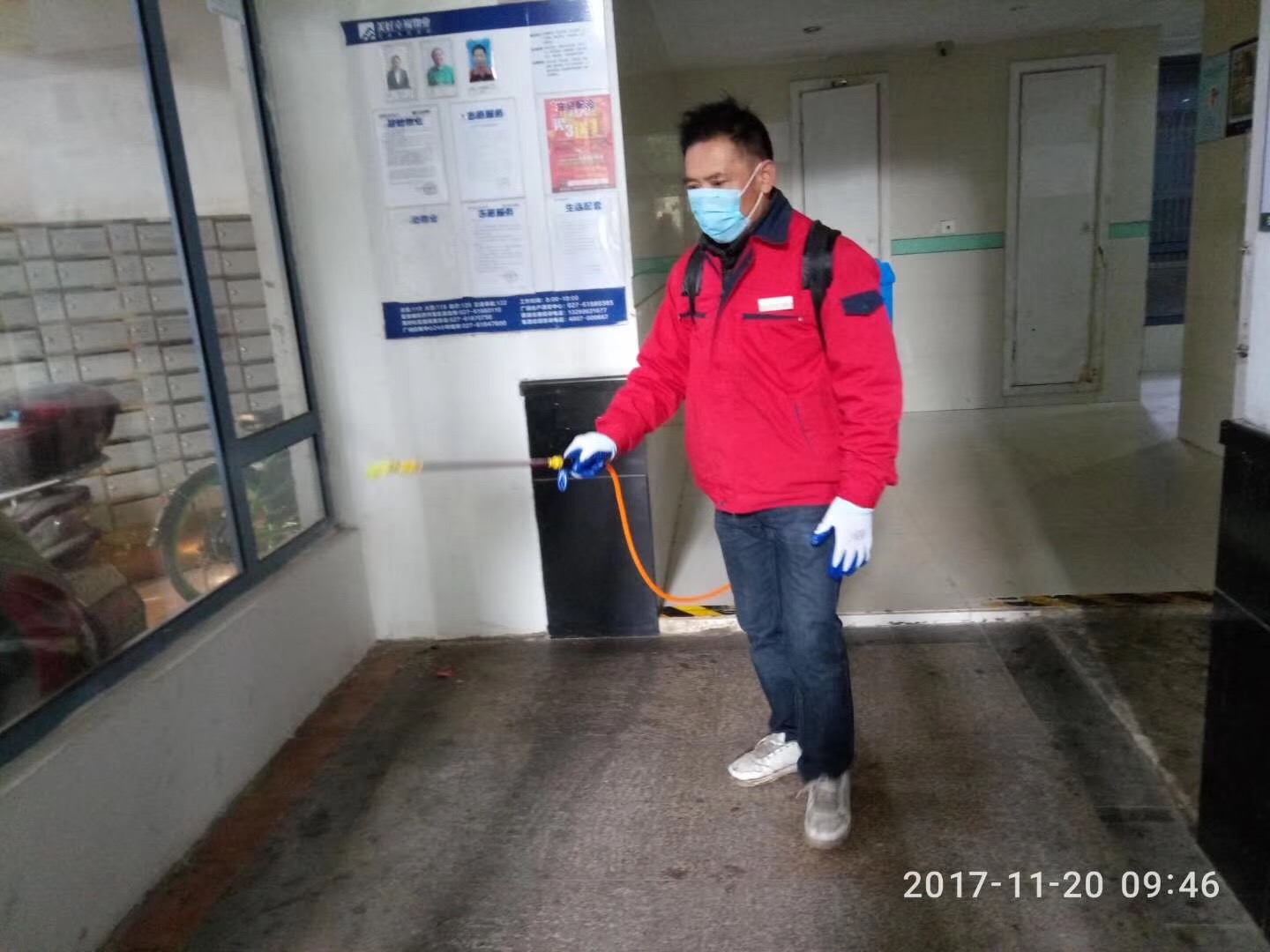 齐峰物业专业保洁人员实施杀毒净化中