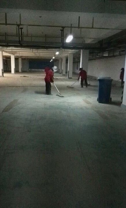 齐峰物业保洁人员清理磨山港湾地下停车场中