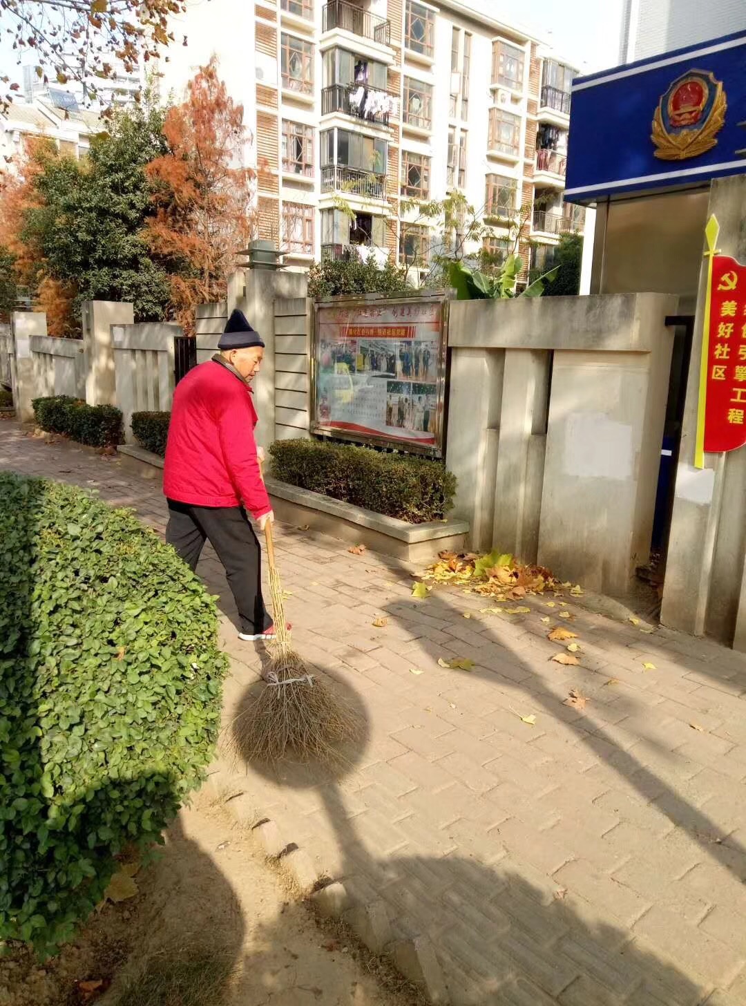 齐峰物业保洁道路清扫中